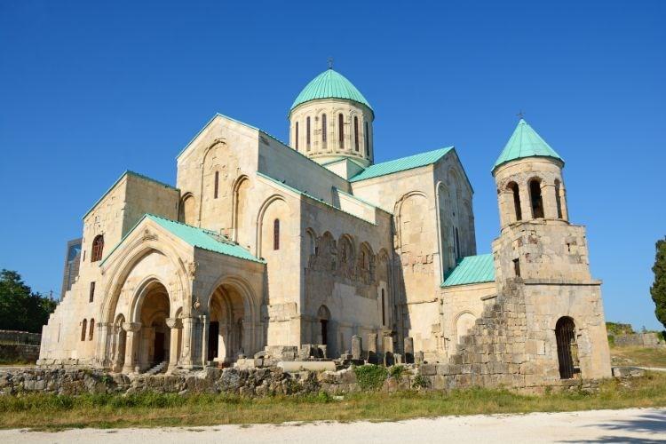 VELKÝ OKRUH GRUZIÍ Bájná Kolchida mezi Kavkazem a Černým mořem Kangelo